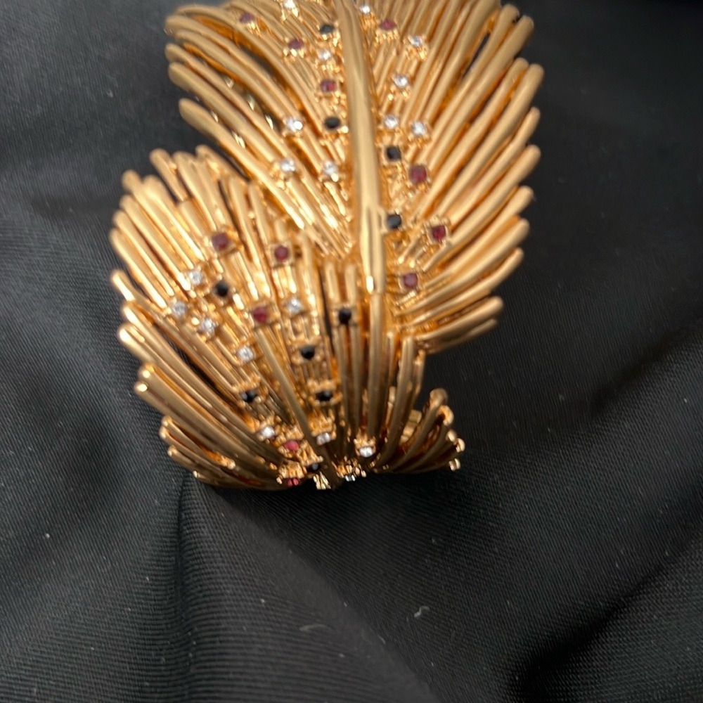 Elegant Gold Leaf Design Women's Bracelet